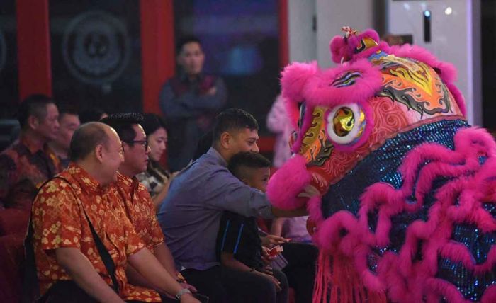 Bersama Bunda Fey, Wali Kota Kediri Hadiri Perayaan HUT YM Mazu Tian Shang Sheng Mu