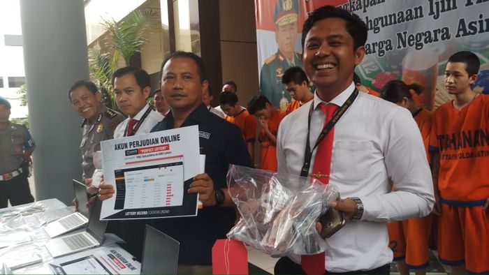 Polda Jatim Tangkap Tujuh WN Tiongkok Pelaku Judi Daring