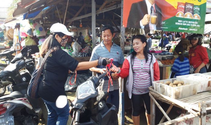 Cegah Penyebaran Covid-19, Laskar Sri Aji Joyoboyo Kediri Bagikan Masker dan Hand Soap pada Pedagang