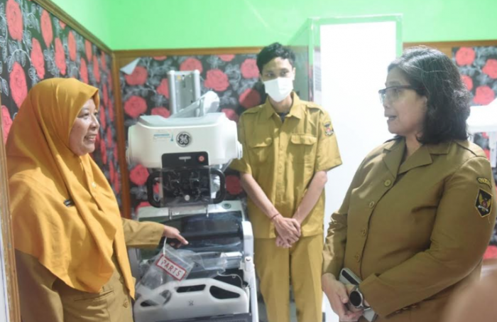 Kunjungi RSUD Kilisuci, Pj Wali Kota Zanariah Pastikan Seluruh Peralatan dan Pelayanan Berjalan Baik Kunjungi RSUD Kilisuci, Pj Wali Kota Zanariah Pastikan Seluruh Peralatan dan Pelayanan Berjalan Baik