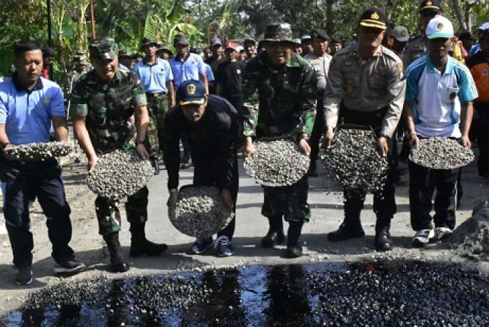 Bupati, Dandim 0803/Madiun dan Warga Kerja Bakti Aspal Jalan