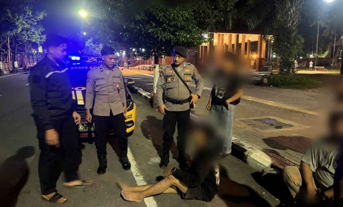Polisi Amankan Remaja Terlibat Tawuran di Alun-Alun Kota Mojokerto Polisi Amankan Remaja Terlibat Tawuran di Alun-Alun Kota Mojokerto