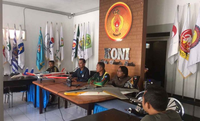 Ketua Cabor Aeromodelling dan Drone Kota Batu Dorong Semangat dengan Glass Walking Ketua Cabor Aeromodelling dan Drone Kota Batu Dorong Semangat dengan Glass Walking