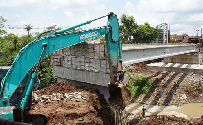 Terjadi Keterlambatan, Bupati Kediri Minta Pembangunan Jembatan Ngadi Terus Dievaluasi Terjadi Keterlambatan, Bupati Kediri Minta Pembangunan Jembatan Ngadi Terus Dievaluasi