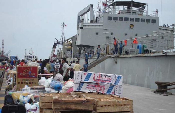 Cuaca Buruk, Tak Bisa Pulang, Warga Bawean Minta Pemkab Gresik Siapkan Kapal Perang