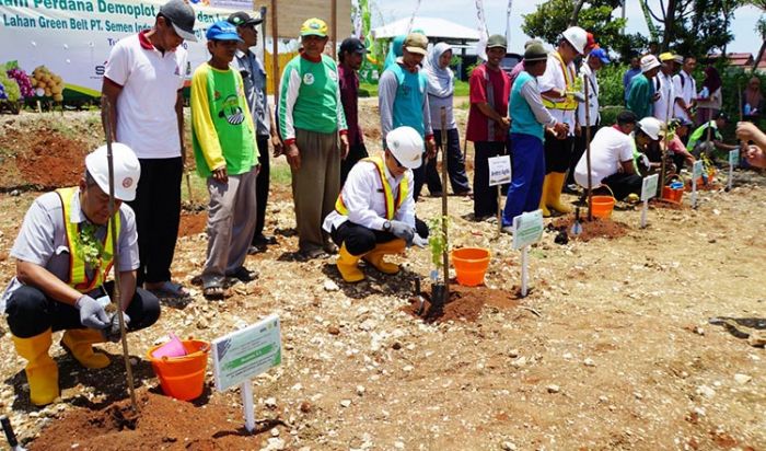 Semen Indonesia Latih Petani Green Belt Dudidaya Buah