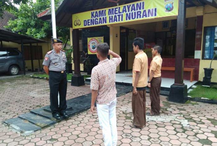 Langgar Lalu Lintas dan Soraki Polisi Saat Apel, 3 Pelajar di Senori Dihukum Hormat ke Merah Putih Langgar Lalu Lintas dan Soraki Polisi Saat Apel, 3 Pelajar di Senori Dihukum Hormat ke Merah Putih