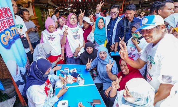 Khofifah Buka Layanan Pemeriksaan Kesehatan Gratis di Pasar Pacar Keling Khofifah Buka Layanan Pemeriksaan Kesehatan Gratis di Pasar Pacar Keling