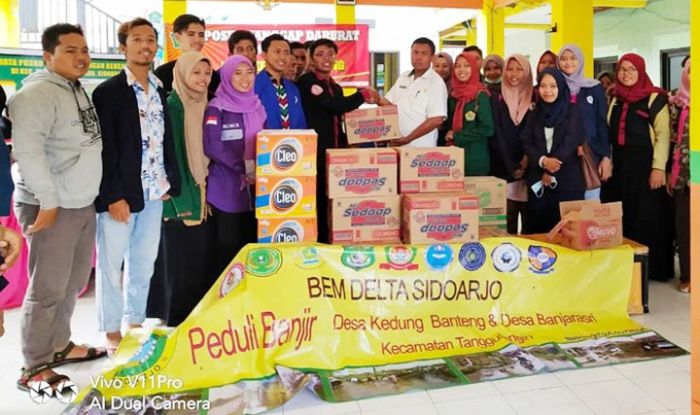 Peduli Korban Banjir, BEM se-Sidoarjo Bagikan Logistik di Tanggulangin Peduli Korban Banjir, BEM se-Sidoarjo Bagikan Logistik di Tanggulangin