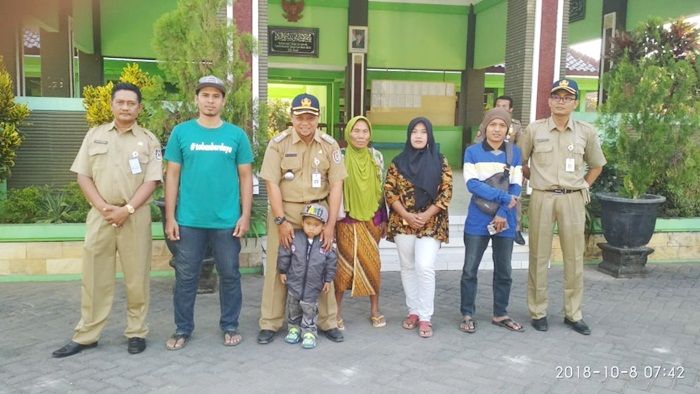 Camat Bangilan Akhirnya Jemput Bocah Yatim Piatu yang Viral di Tuban Camat Bangilan Akhirnya Jemput Bocah Yatim Piatu yang Viral di Tuban