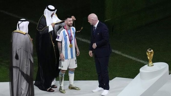 Jubah Bisht Lionel Messi Tuai Kontroversi Jubah Bisht Lionel Messi Tuai Kontroversi