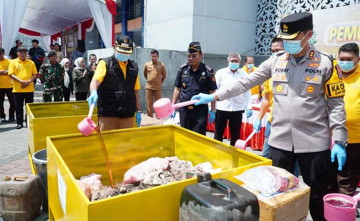 1 Juta Rokok Ilegal dan 24 Gram Sabu di Lamongan Dimusnahkan 1 Juta Rokok Ilegal dan 24 Gram Sabu di Lamongan Dimusnahkan