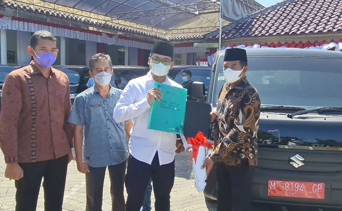 Bantu Mobilitas Sosial di Desa, Bupati Bangkalan Serahkan Bantuan Mobil Pikap