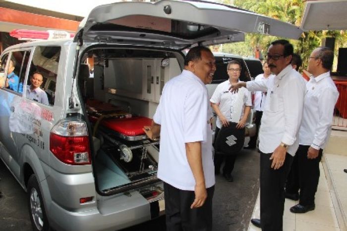 Pj Bupati Nganjuk Bagikan DBHCHT ke Enam Puskesmas