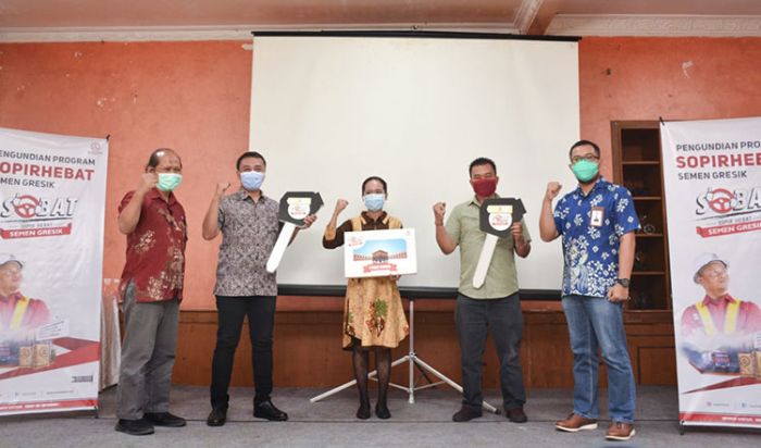 SIG Serahkan Hadiah Ibadah Umrah kepada Pengemudi Berprestasi SIG Serahkan Hadiah Ibadah Umrah kepada Pengemudi Berprestasi