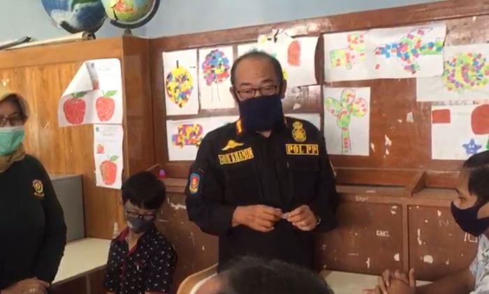 Satpol PP Kota Kediri Lanjutkan Bagi-bagi Makanan dan Sembako Satpol PP Kota Kediri Lanjutkan Bagi-bagi Makanan dan Sembako
