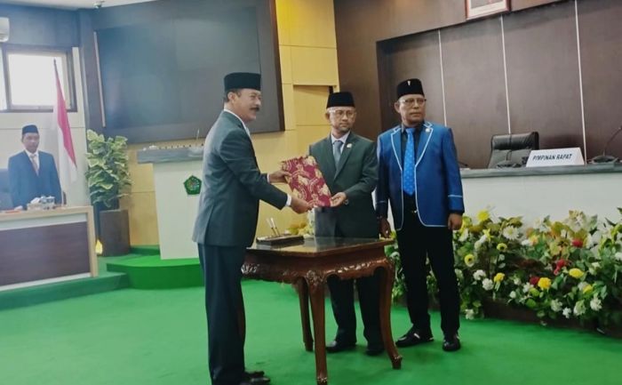 DPRD Pamekasan Gelar Paripurna Penetapan Raperda Kearsipan dan Raperda Perlindungan Guru DPRD Pamekasan Gelar Paripurna Penetapan Raperda Kearsipan dan Raperda Perlindungan Guru