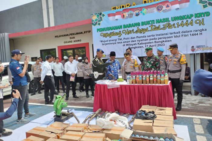 Polres Bangkalan Musnahkan Ratusan Miras, Sabu dan Knalpot Brong Polres Bangkalan Musnahkan Ratusan Miras, Sabu dan Knalpot Brong