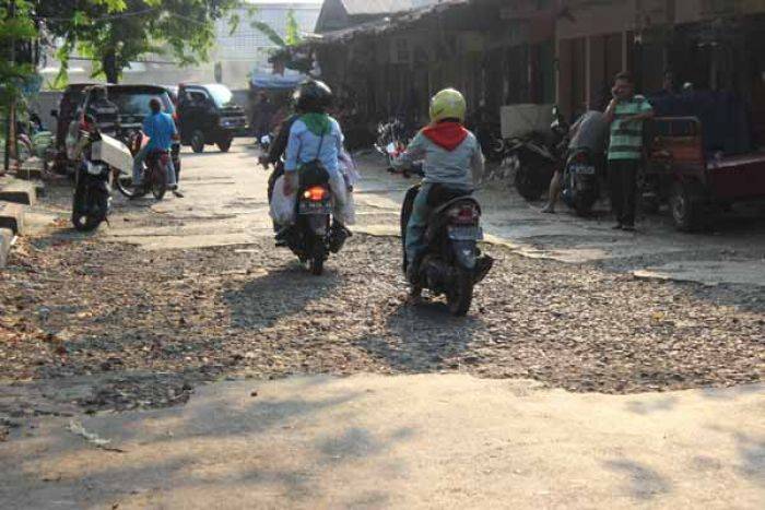 Jalan Rusak di Pasar Larangan Sidoarjo tak Kunjung Diperbaiki Jalan Rusak di Pasar Larangan Sidoarjo tak Kunjung Diperbaiki