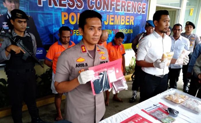 Polres Jember Sita 9.000 Butir Pil Koplo Siap Edar Polres Jember Sita 9.000 Butir Pil Koplo Siap Edar