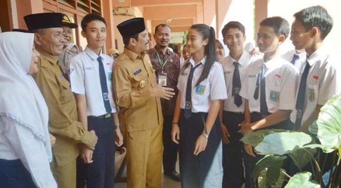 Sidak Hari Pertama UN SDN dan SMPN, Wabup Qosim Pastikan Lancar