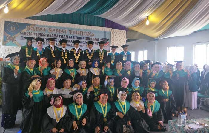 STAI Al Fithrah Surabaya Wisuda 50 Mahasiswa
