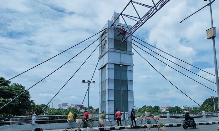 Tim Vertical Rescue Kediri Tiba-Tiba Bergelantungan di Jembatan Brawijaya, Tolong Siapa? Tim Vertical Rescue Kediri Tiba-Tiba Bergelantungan di Jembatan Brawijaya, Tolong Siapa?