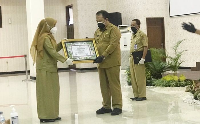 Bupati Hendy Serahkan Penghargaan Adiwiyata ke 4 SMP di Jember Bupati Hendy Serahkan Penghargaan Adiwiyata ke 4 SMP di Jember