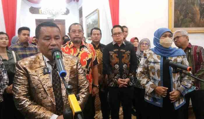 Bakal Bantu Warga Jatim, Hotman: Saya Gak Nyangka Ibu Khofifah Ramah Sekali Bakal Bantu Warga Jatim, Hotman: Saya Gak Nyangka Ibu Khofifah Ramah Sekali