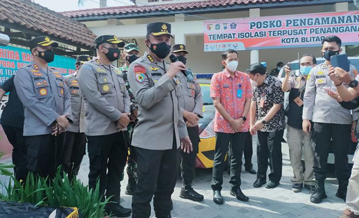 Irwasum Polri Jenguk Warga Isolasi di Kota Blitar Irwasum Polri Jenguk Warga Isolasi di Kota Blitar