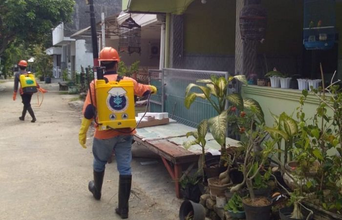 Tangkal Covid-19, Satgas Pemuda Perumnas Tlanakan Bersama FRPB Lakukan Disinfeksi