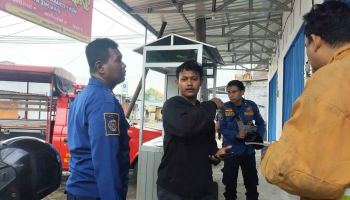 Damkarla Gresik Lakukan Penyelamatan di Ruko Mie Pangsit yang Terkunci dari Dalam Damkarla Gresik Lakukan Penyelamatan di Ruko Mie Pangsit yang Terkunci dari Dalam