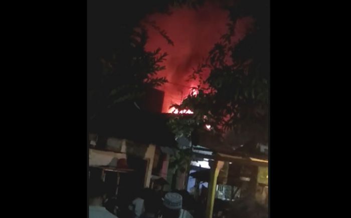 Diduga Korsleting Listrik, Rumah Mantri di Sidokare Terbakar
