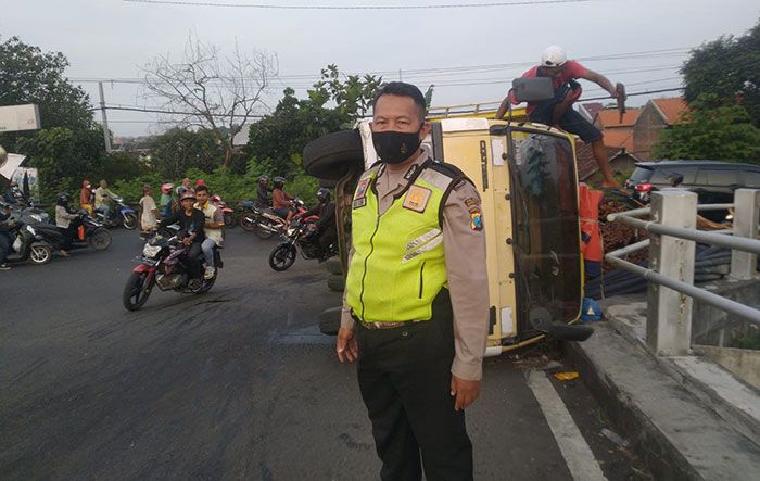 Diduga Tak Kuat Nanjak, Truk Muat Kayu Terguling di Flyover Sukodono Sidoarjo Diduga Tak Kuat Nanjak, Truk Muat Kayu Terguling di Flyover Sukodono Sidoarjo
