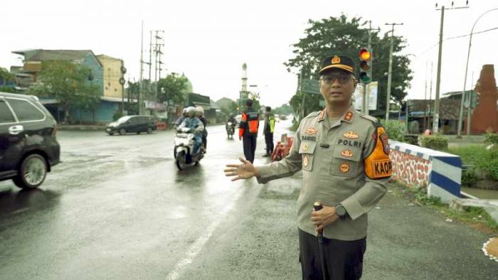 Kapolres Mojokerto Kota Pantau Arus Lalin Mudik di Simpang Empunala dan Sekarputih Kapolres Mojokerto Kota Pantau Arus Lalin Mudik di Simpang Empunala dan Sekarputih