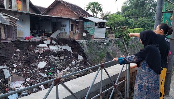 Plengsengan Sungai Runtuh, Dapur Rumah Mbok Sura Ikut Ambruk Plengsengan Sungai Runtuh, Dapur Rumah Mbok Sura Ikut Ambruk