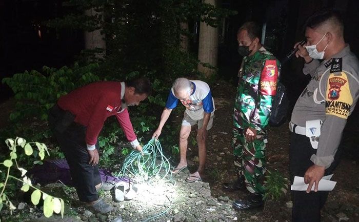 Seorang Kakek Tewas Gantung Diri di Bawah Jalan Tol Bebekan Sidoarjo Seorang Kakek Tewas Gantung Diri di Bawah Jalan Tol Bebekan Sidoarjo