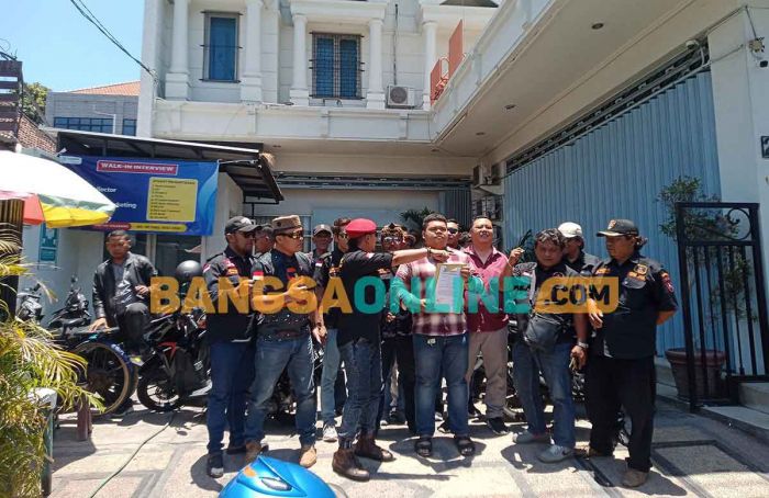 Pertanyakan Laporan Polisi, Belasan Anggota GRIB Kota Probolinggo Datangi Kantor FIF Pertanyakan Laporan Polisi, Belasan Anggota GRIB Kota Probolinggo Datangi Kantor FIF