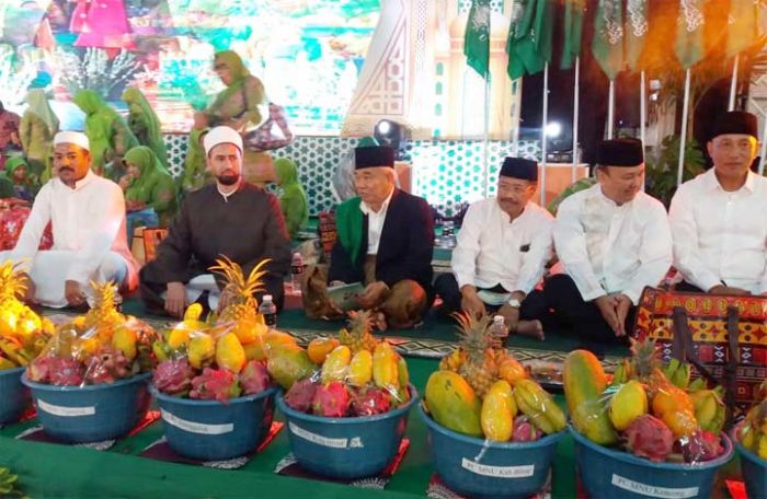 Di Depan 25 Ribu Warga Muslimat NU, Kiai Asep: Akhlak Bangsa Dirusak Sekelompok Orang Di Depan 25 Ribu Warga Muslimat NU, Kiai Asep: Akhlak Bangsa Dirusak Sekelompok Orang