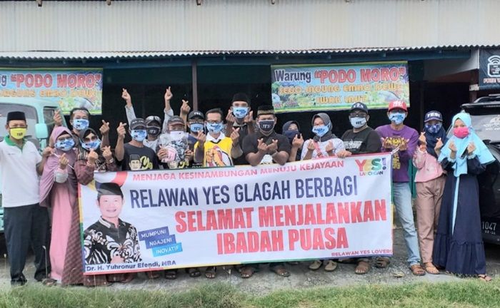 Relawan Yuhronur Efendi Berbagi Takjil untuk Buka Puasa Warga di Jalan Relawan Yuhronur Efendi Berbagi Takjil untuk Buka Puasa Warga di Jalan