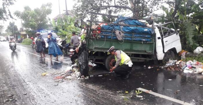 Pick Up Muat Sampah Tabrak Pohon di Sidoarjo, 1 Tewas Pick Up Muat Sampah Tabrak Pohon di Sidoarjo, 1 Tewas