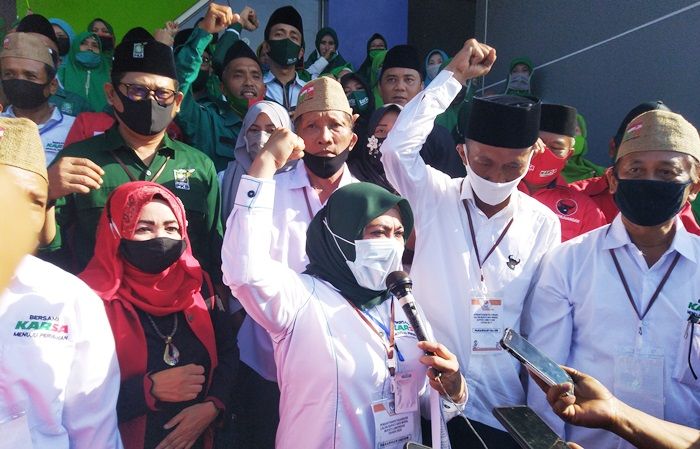 Naik Becak Dikawal Ribuan Massa, Pasangan Karsa Daftar ke KPU Lamongan Naik Becak Dikawal Ribuan Massa, Pasangan Karsa Daftar ke KPU Lamongan