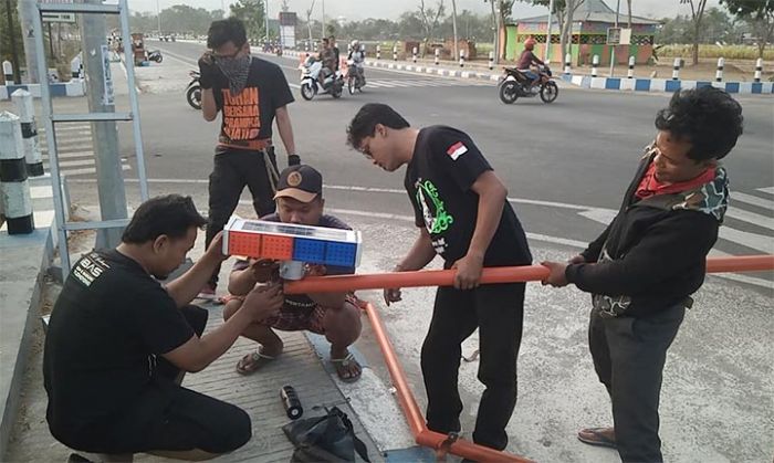 Peduli Keselamatan, Sejumlah Relawan Pacitan Pasang Warning Lamp di Perempatan JLS