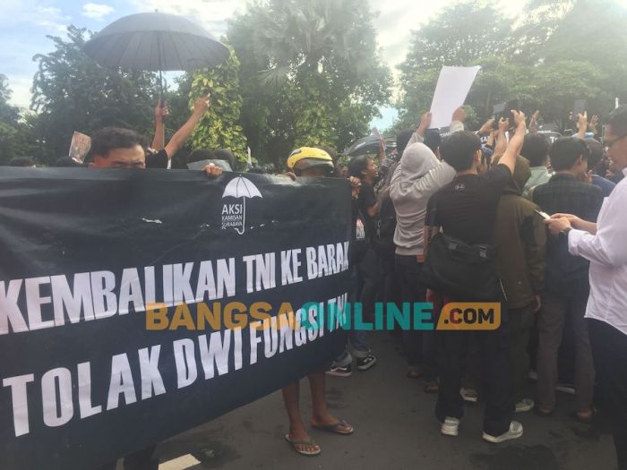 Aksi Kamisan Serukan Tolak UU TNI di Depan Grahadi saat Khofifah dan Kapolri Apel Operasi Ketupat Aksi Kamisan Serukan Tolak UU TNI di Depan Grahadi saat Khofifah dan Kapolri Apel Operasi Ketupat