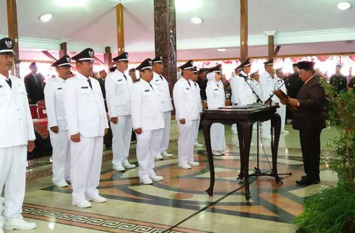 Bupati Blitar Lantik 21 Kades Terpilih Bupati Blitar Lantik 21 Kades Terpilih