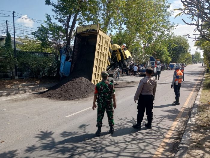Diduga Rem Blong, Sebuah Dump Truck Tabrak Mobil Bak yang Parkir di Candi Sidoarjo Diduga Rem Blong, Sebuah Dump Truck Tabrak Mobil Bak yang Parkir di Candi Sidoarjo