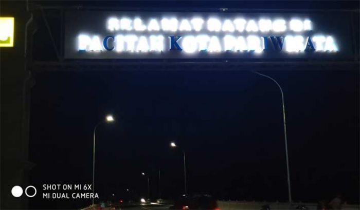 Lampu "Selamat Datang" di Gapura JLS Pacitan Banyak yang Mati, Ganggu Keindahan Jalan Lampu "Selamat Datang" di Gapura JLS Pacitan Banyak yang Mati, Ganggu Keindahan Jalan