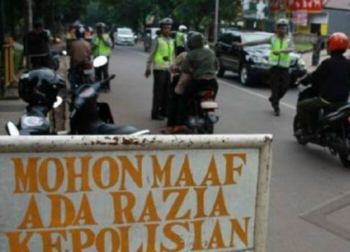 Pelanggar Lalin di Malang Dapat Tilang dan Bonus Ceramah Agama Pelanggar Lalin di Malang Dapat Tilang dan Bonus Ceramah Agama