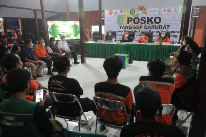 Minta Terapi Spiritual Pengungsi Sholawatan, Khofifah Sebut Relawan APG Semeru Berhati Mulia Minta Terapi Spiritual Pengungsi Sholawatan, Khofifah Sebut Relawan APG Semeru Berhati Mulia