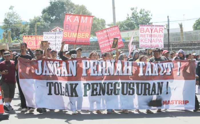 Tolak Digusur, Puluhan PKL Mastrip Geruduk Kantor Wali Kota Blitar Tolak Digusur, Puluhan PKL Mastrip Geruduk Kantor Wali Kota Blitar